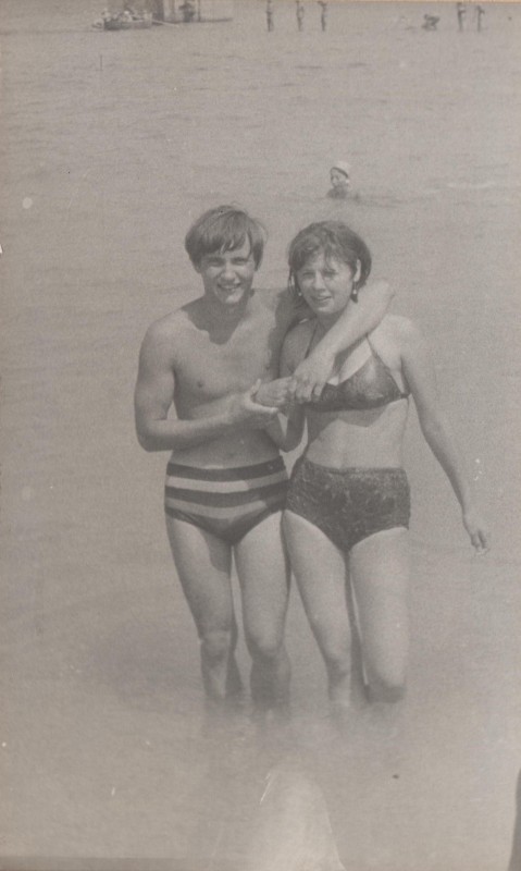 Фотографія. В. Івасюк обнімає дівчину у воді. С. Біляївка. Літо 1968 року.