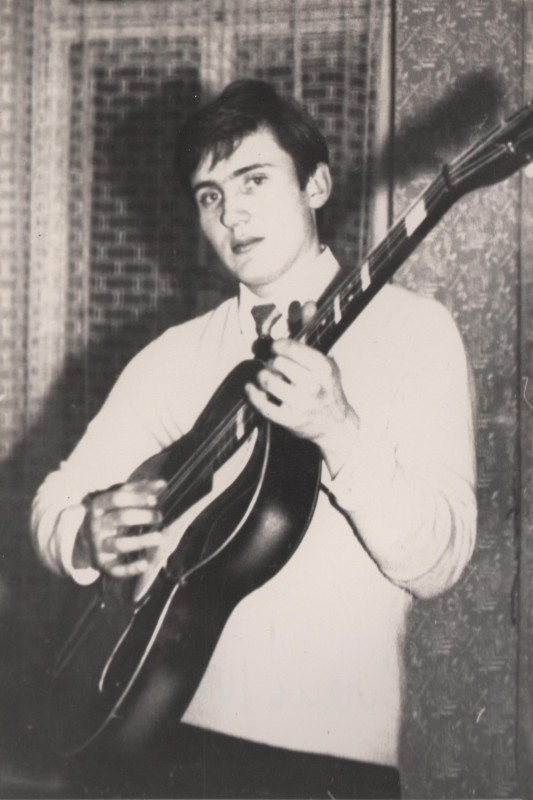 Фотографія. В. Івасюк грає на гітарі. Січень 1967 року.