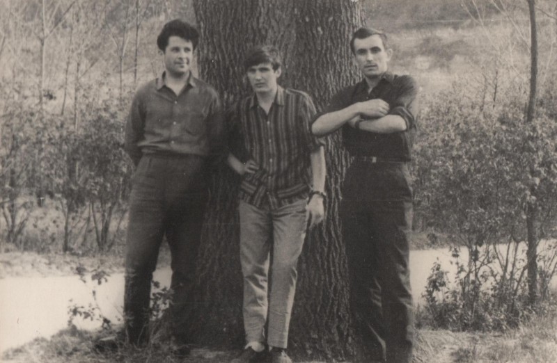 Фотографія. В. Івасюк біля дерева з двома хлопцями. 1967 рік.