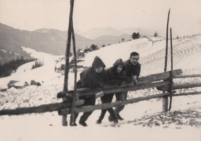 Фотографія. В. Івасюк з двома молодими людьми. 1967 рік.