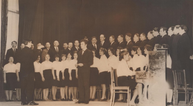 Фотографія. В. Івасюк керує хором робітників заводу «Легмаш». Соліст – Балагурак, акомпонує – сестра Галина. Весна 1967 року.