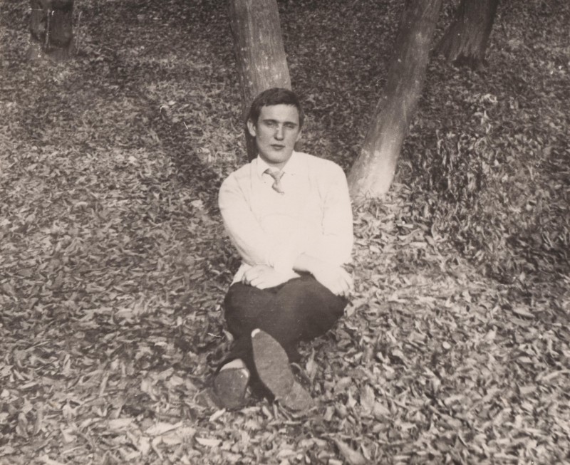 Фотографія. В. Івасюк на опалому листі. 1967-1968 роки.