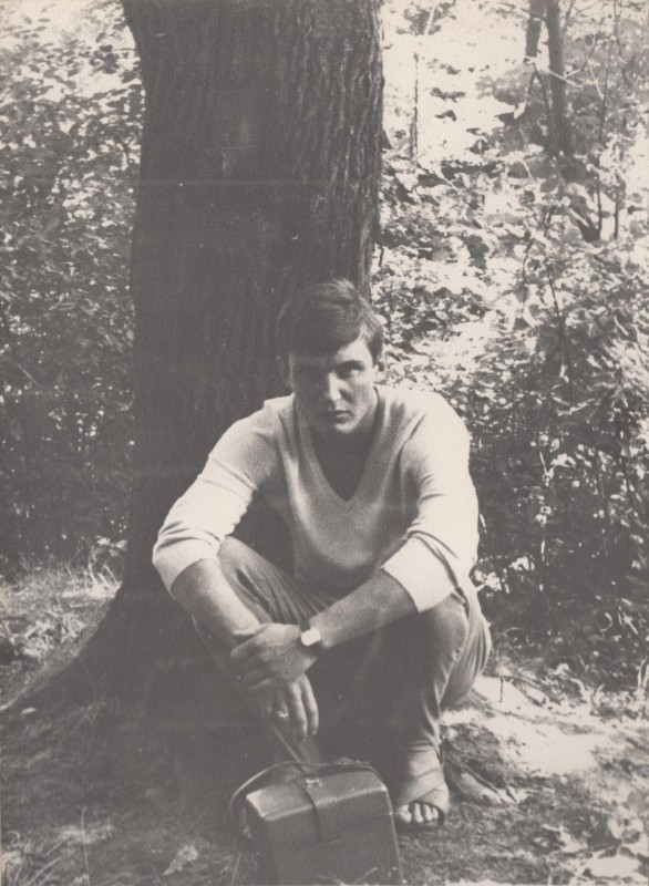 Фотографія. В. Івасюк присів біля дерева. Вересень 1967 року.