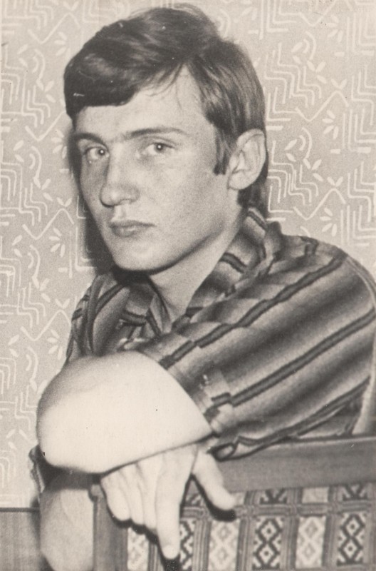 Фотографія. В. Івасюк сидить на стільці. 1967 рік.