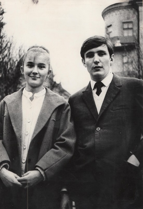 Фотографія. В. Івасюк із сестрою Галею.