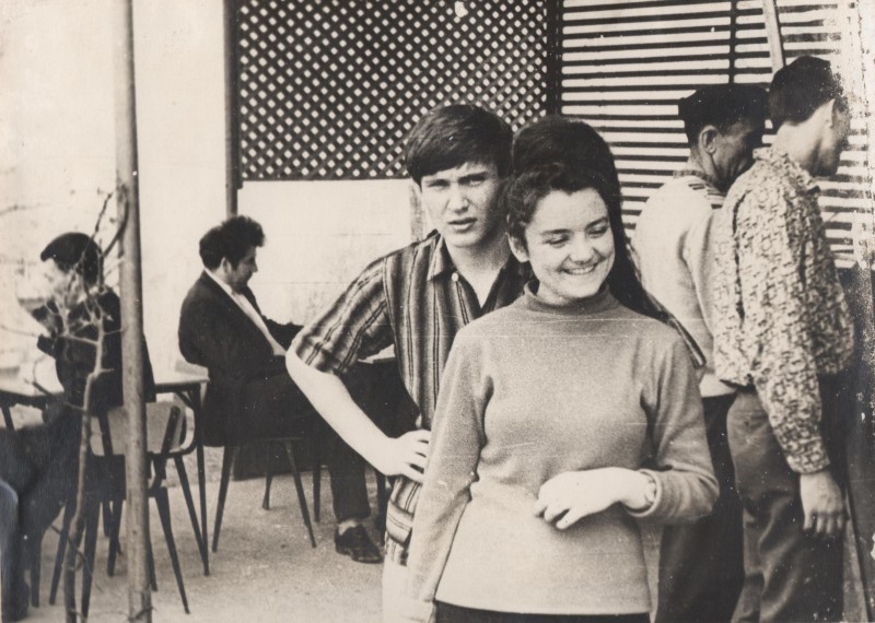 Фотографія. В. Івасюк з дівчиною у літньому кафе. 1967 рік.