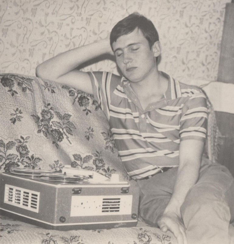 Фотографія. В. Івасюк слухає музику на магнітофоні. Травень 1967 року.