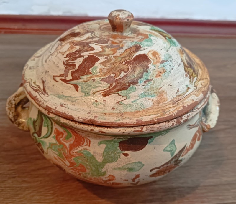 Горщик з кришкою і двома ручками.