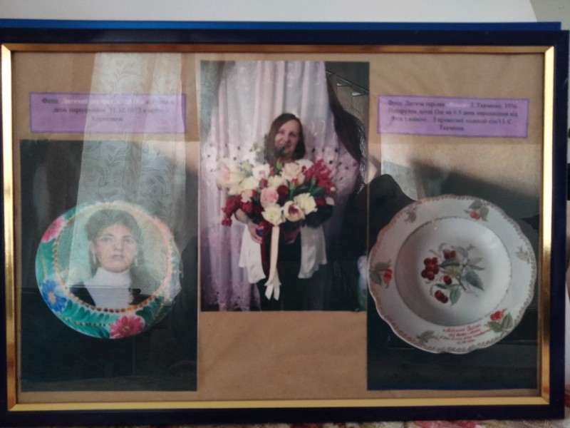 ФОТО-3ШТ. Перше фото - донька Івана Ткаченка - Оля. Друге фото - Дитячий портрет дочці Олі від тата в день народження 11.12.1977 в місті Коростень. Третє фото - Тарілка "Вишні" І. Ткаченко 1956р.