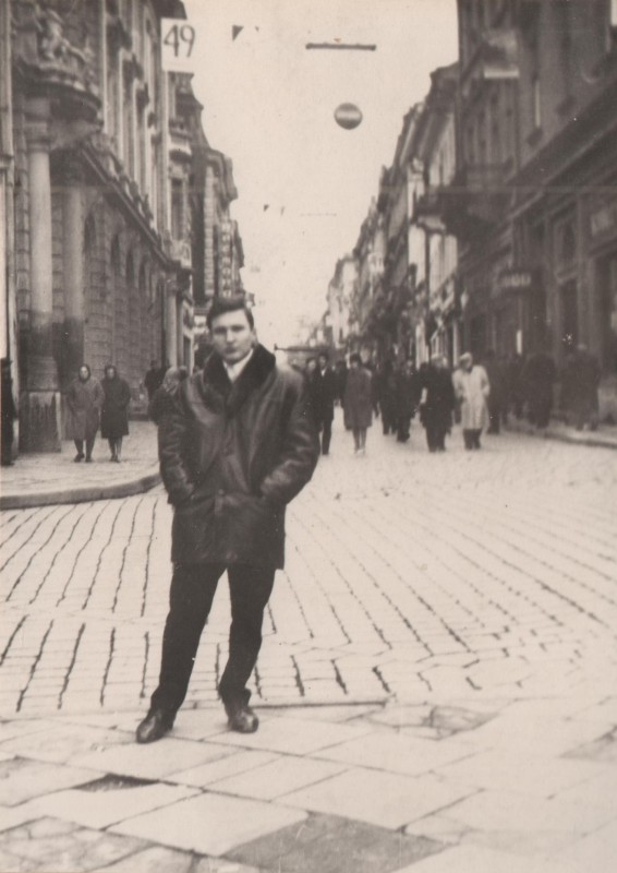 Фотографія. В. Івасюк на вулиці Ольги Кобилянської. М. Чернівці. 1967 рік.