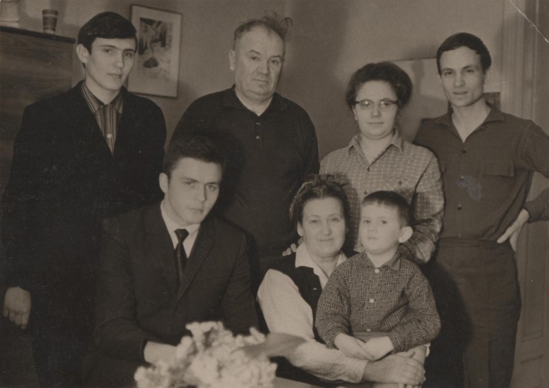 Фотографія. В. Івасюк разом із сім'єю Жана Макаренка. Лютий 1967 року.