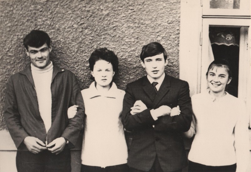 Фотографія. В. Івасюк із сестрою Галиною та Гортензією з чоловіком. Осінь 1967 року.