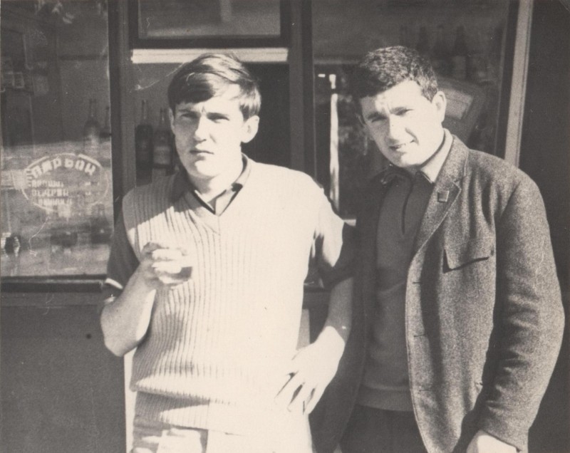 Фотографія. В. Івасюк зі знайомим біля кіоску. 1967 рік.