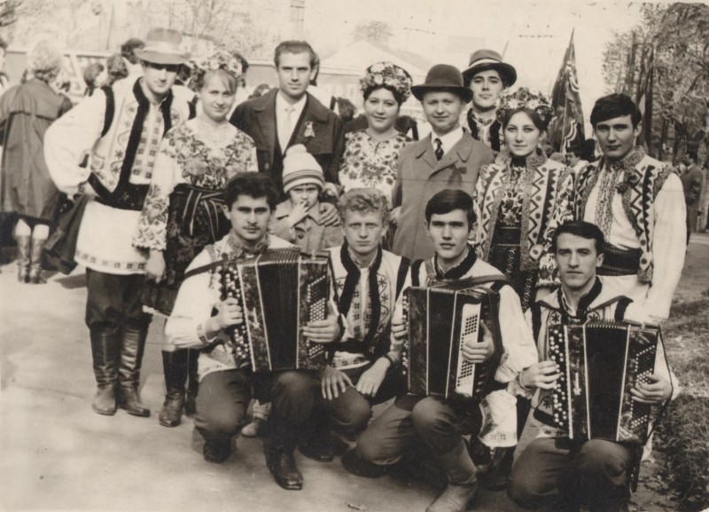 Фотографія. В. Івасюк поряд із учасниками народного ансамблю медінституту. 7 листопада 1967 року.