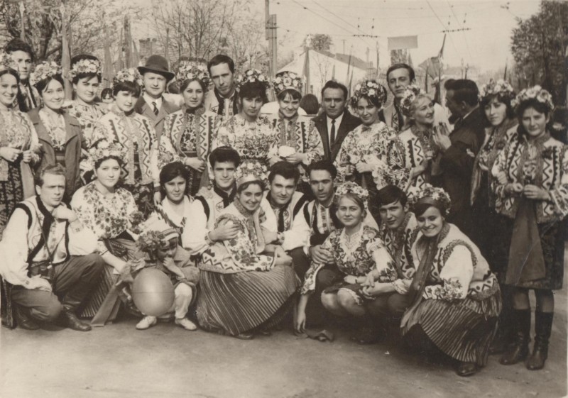 Фотографія. В. Івасюк поряд з іншими учасниками народного ансамблю медінституту. 7 листопада 1967 року.