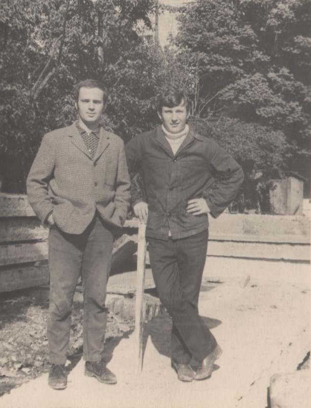 Фотографія. В. Івасюк поряд з хлопцем.