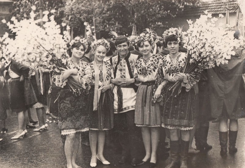 Фотографія. В. Івасюк з дівчатами у костюмах народного ансамблю медінституту. Чернівці. Травень 1968 року.