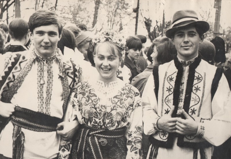 Фотографія. В. Івасюк з М. Соколовською та В. Новицьким у костюмах народного ансаблю медінституту. 7 листопада 1967 року.