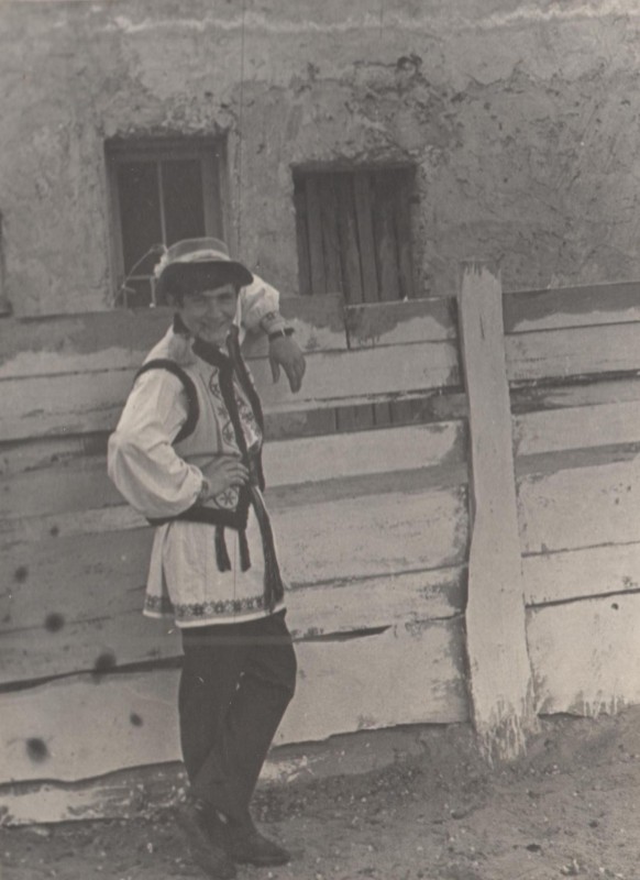 Фотографія. Володя одягнений у костюм народного ансамблю медінституту. Чернівці. Травень 1968 року.
