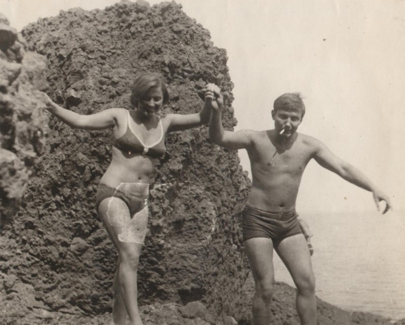 Фотографія. В. Івасюк із сестрою Галиною стрибають зі скелі у купальних костюмах. Феодосія. Серпень 1973 року.