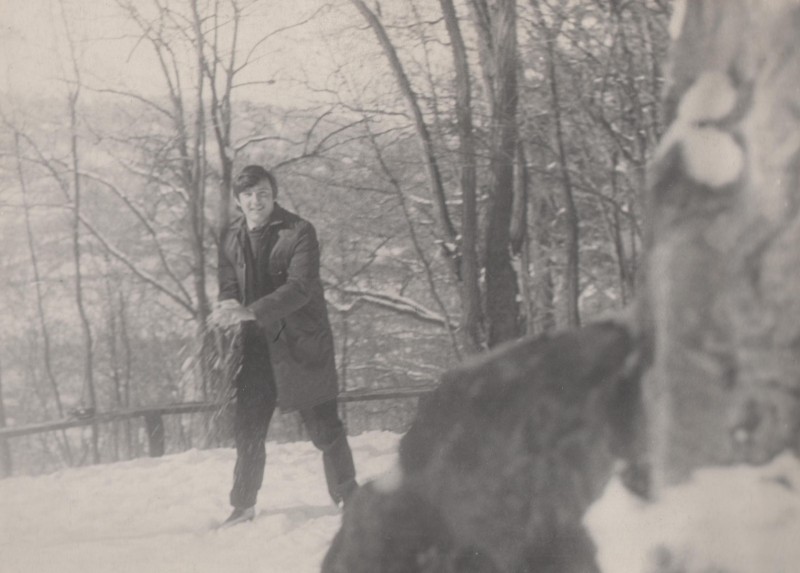 Фотографія. В. Івасюк ліпить сніжок. 1973 рік.