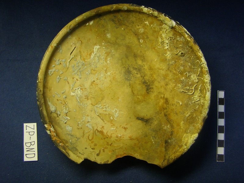 Чорнолакова тарілка на широкому кільцевому піддоні