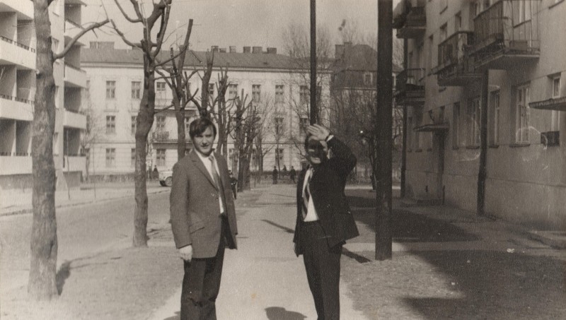 Фотографія. В. Івасюк з чоловіком на вулиці. 1973 рік.