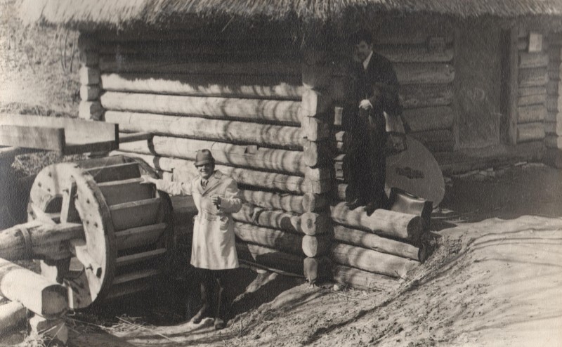 Фотографія. В. Івасюк тримається правою рукою за водяний млин. 1974-1975 роки.