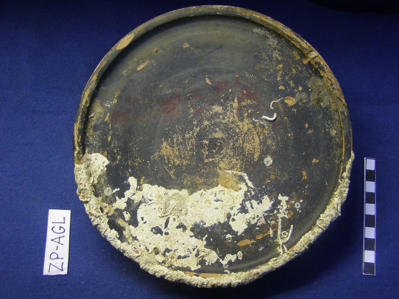 Чорнолакова тарілка на широкому кільцевому піддоні