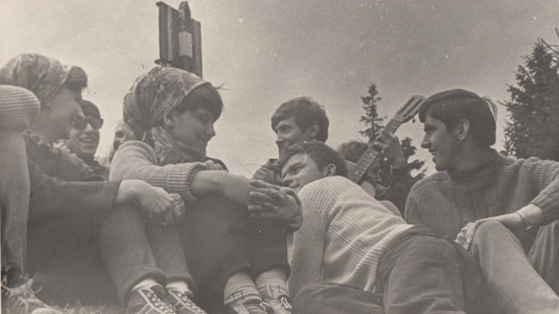 Фотографія. В. Івасюк з дівчатами та хлопцями. Осінь 1969 року.