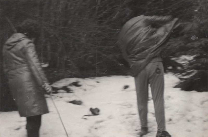 Фотографія. В. Івасюк з іншою людиною, сфотографовані зі спини. Навколо сніг. 1973 рік.