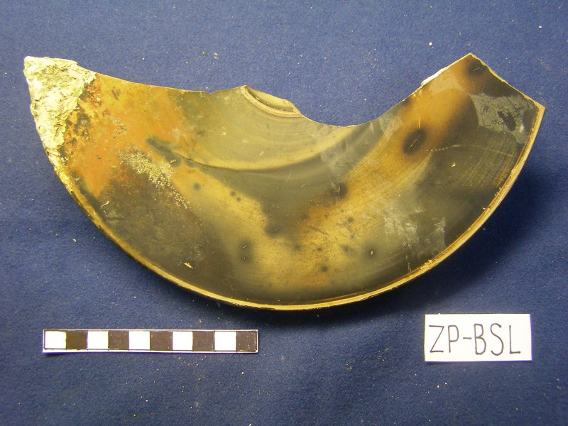 Частина стінки з дном чорнолакового рибного блюда