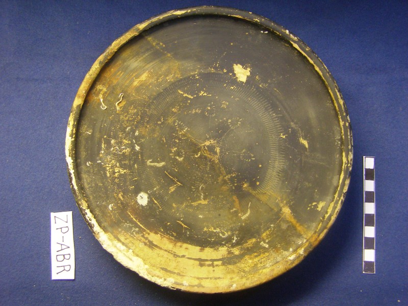 Чорнолакова тарілка на широкому кільцевому піддоні