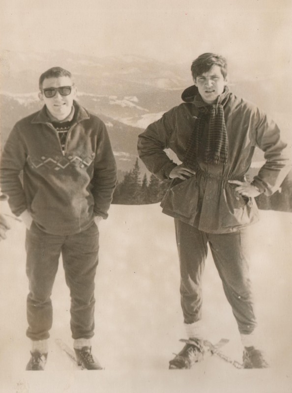 Фотографія. В. Івасюк із хлопцем у горах на лижах. Лютий 1968 року.
