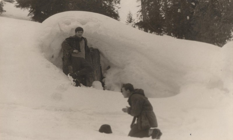 Фотографія. В. Івасюк у снігу, перед ним хлопець схилився до капелюха. Початок лютого 1968 року.