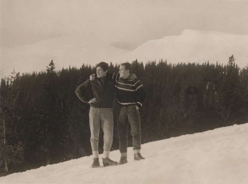 Фотографія. В. Івасюк стоїть із хлопцем, обіймаючись з ним за плечі. Початок лютого 1968 року.