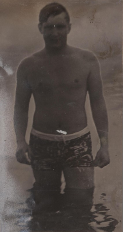 Фотографія. В. Івасюк іде по воді у плавках. 1973 рік.