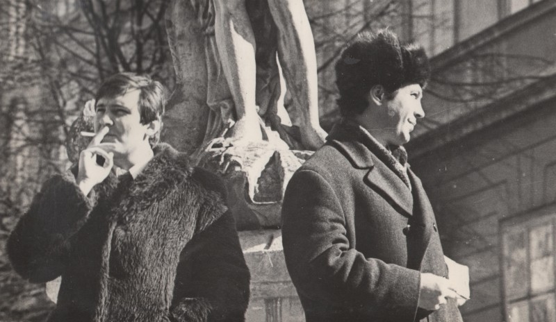 Фотографія. В. Івасюк палить цигарку з Володимиром Дубасом біля фонтану "Амфітріта". 1973 рік.