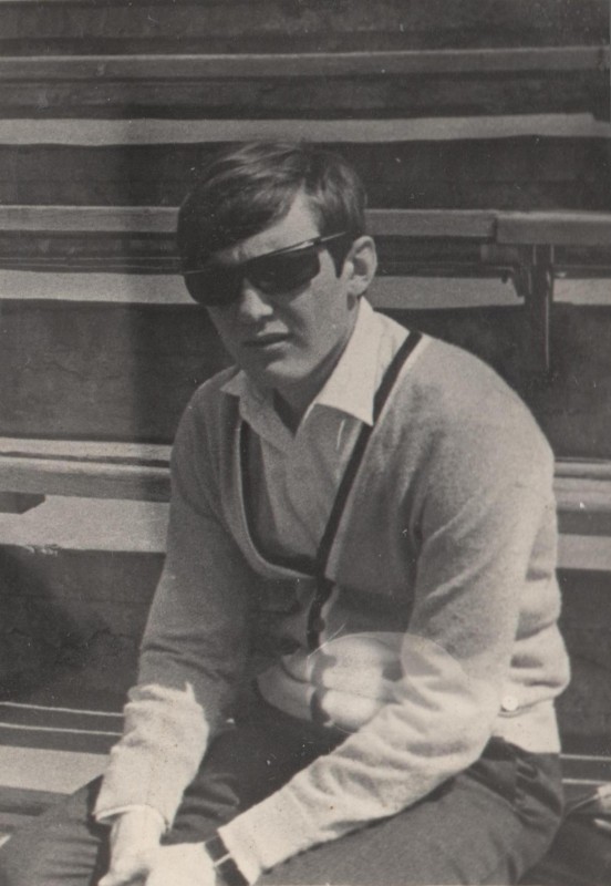 Фотографія. В. Івасюк сидить на лавці у темних окулярах. 1968 рік.