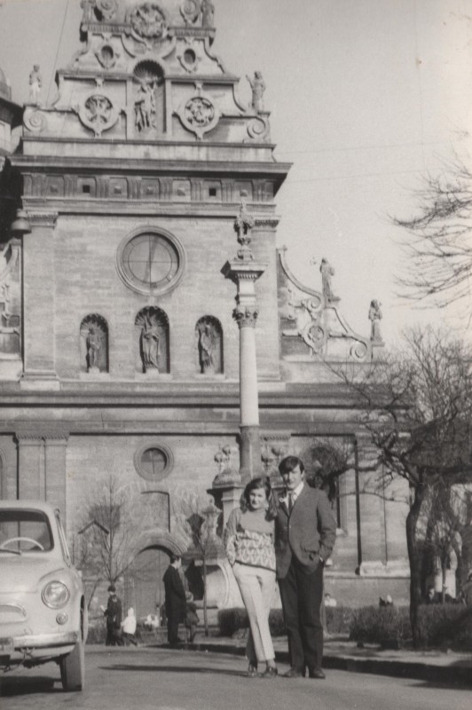 Фотографія. В. Івасюк із сестрою Оксаною перед старовинною будівлею з годинником. Квітень 1973 року.