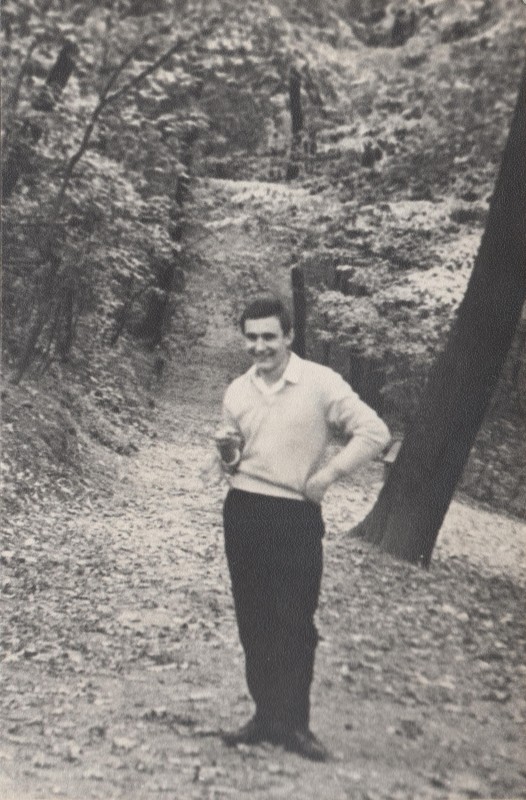 Фотографія. В. Івасюк посеред осіннього лісу. 1968 рік.