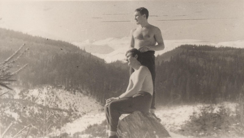 Фотографія. В. Івасюк сидить на камені із хлопцем. Початок лютого 1968 року.