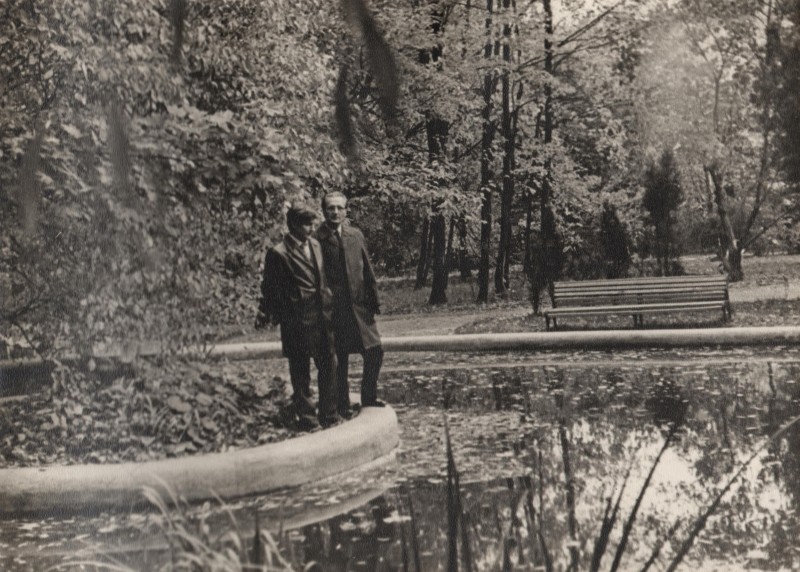 Фотографія. В. Івасюк з батьком М. Івасюком в університетському парку. 14 жовтня 1973 року.