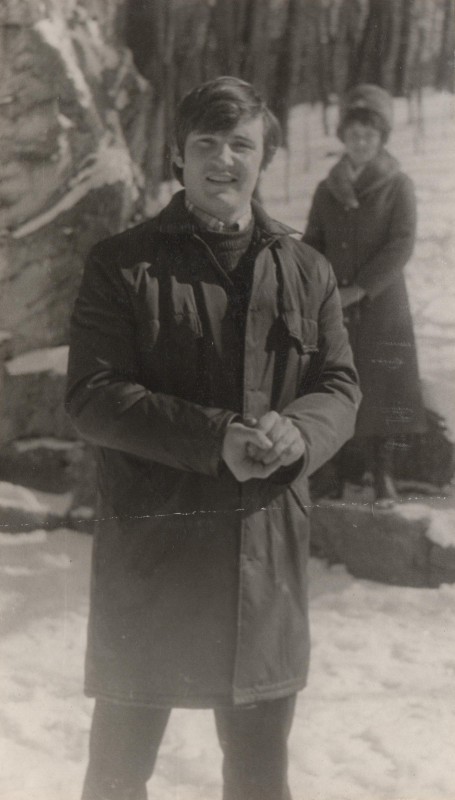 Фотографія. В. Івасюк ліпить сніжок. Зима 1973 року.