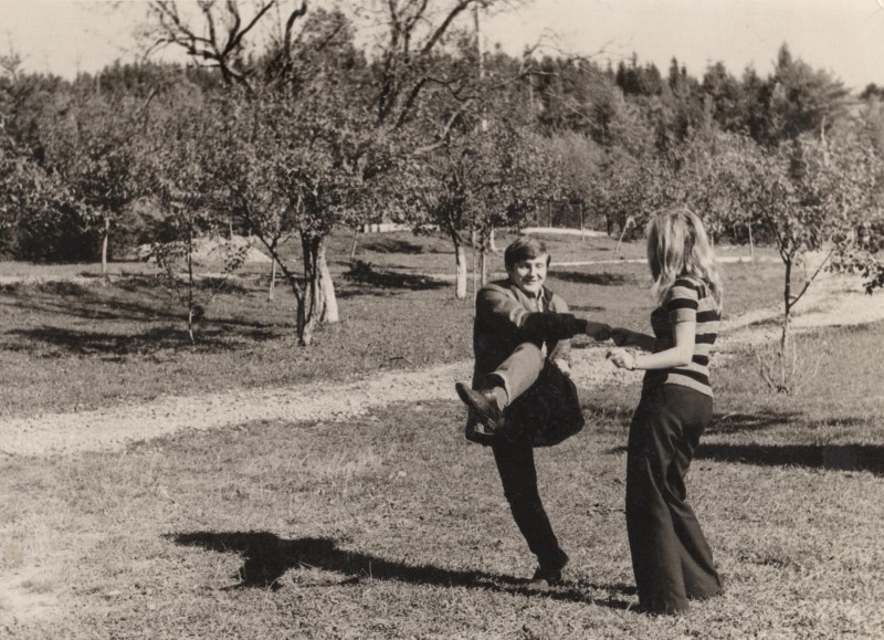 Фотографія. В. Івасюк танцює з Дариною Тимчук-Крисою у фруктовому саду. Болехово. Вересень 1973 року.