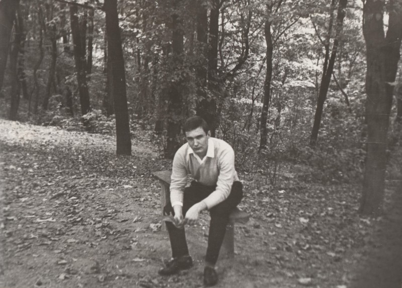 Фотографія. В. Івасюк сидить у лісі з опалим листям у руці. Осінь 1967 року.