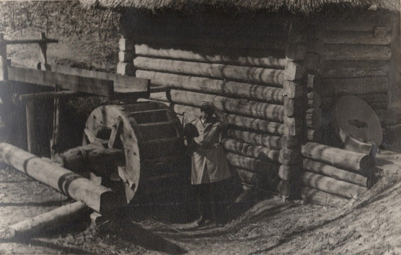 Фотографія. В. Івасюк біля водяного млину. 1974-1975 роки.