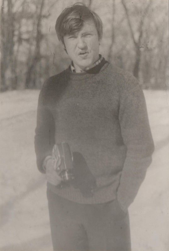 Фотографія. В. Івасюк на снігу з кінокамерою в руці. 1973 рік.