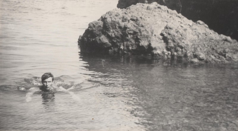 Фотографія. В. Івасюк пливе у морі. Феодосія. Серпень 1973 року.