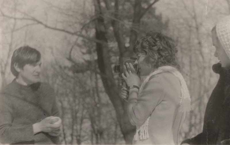 Фотографія. Сестра Галя знімає на кінокамеру Володю. 1973 рік.
